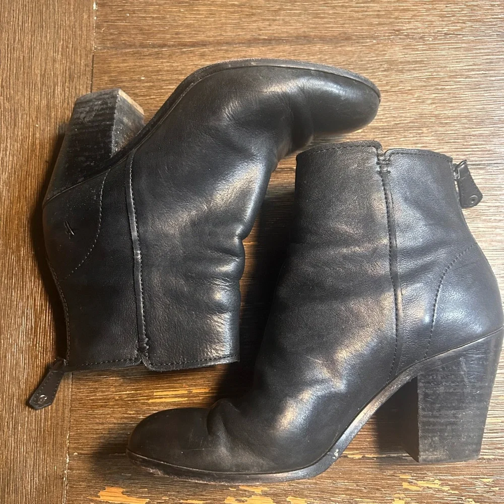 Frye Cameron soft leather zip back booties size 8.5 - Picture 5 of 12